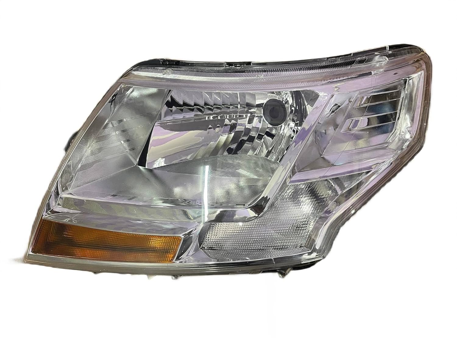 A single headlight for Mahindra TUV300 2015-Now without adjustable motor.